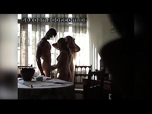 ❤️ Amigos sexuais convidam um homem gigante e uma ménage à trois com ele ️ Porno vídeo em nós ❌