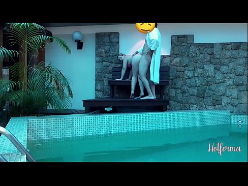 ❤️ Chefe convida empregada para a piscina, mas não conseguiu resistir a um ️ Porno vídeo em nós ❌